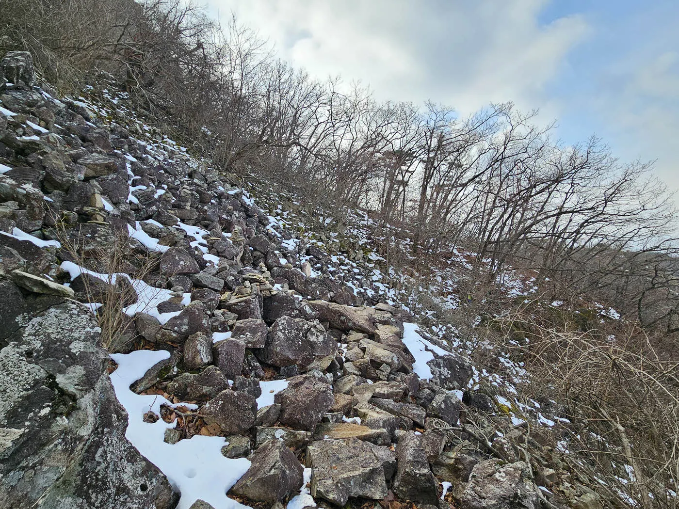 오형돌탑에서 할딱고개 코스로 가는 길