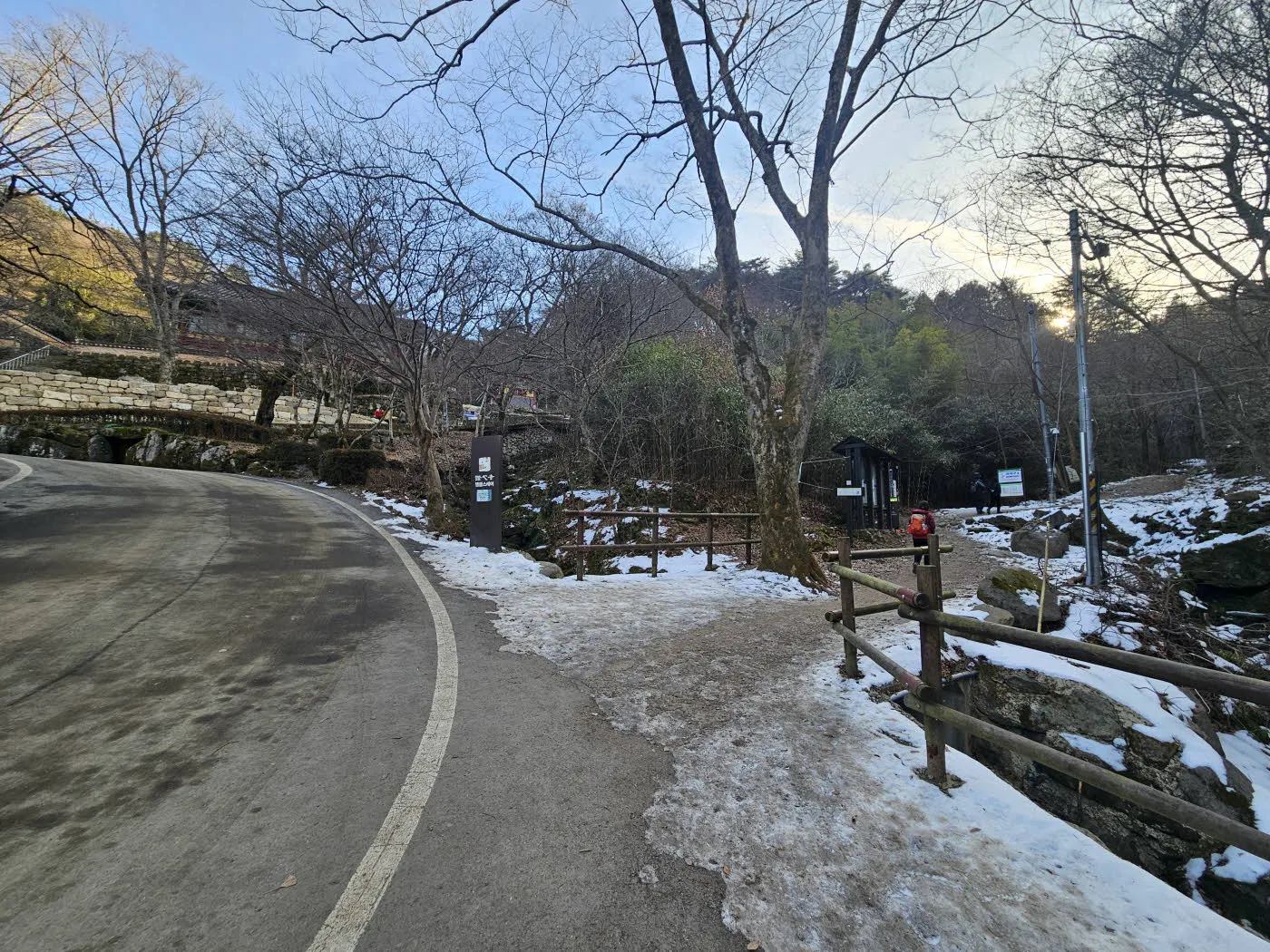 증심사 바로 앞의 중머리재 갈림길