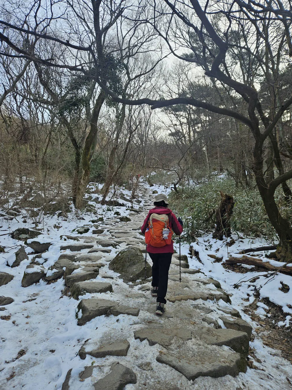 조금씩 녹지 않은 눈길이 나타난다