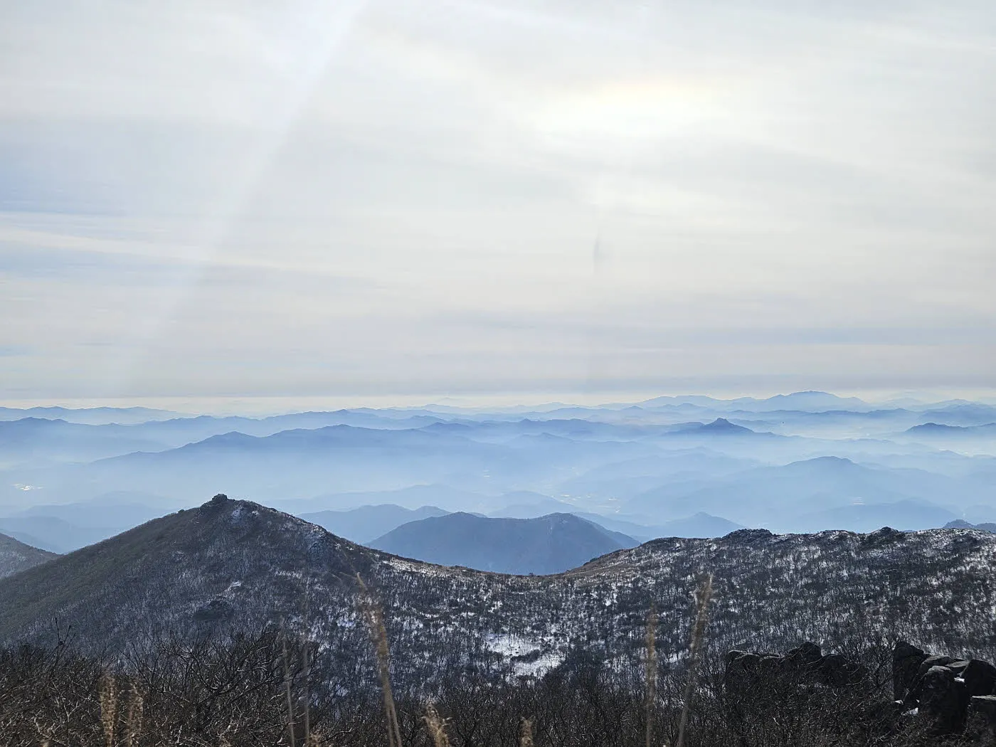 서석대를 오르면서 바라본 백마능선 방면