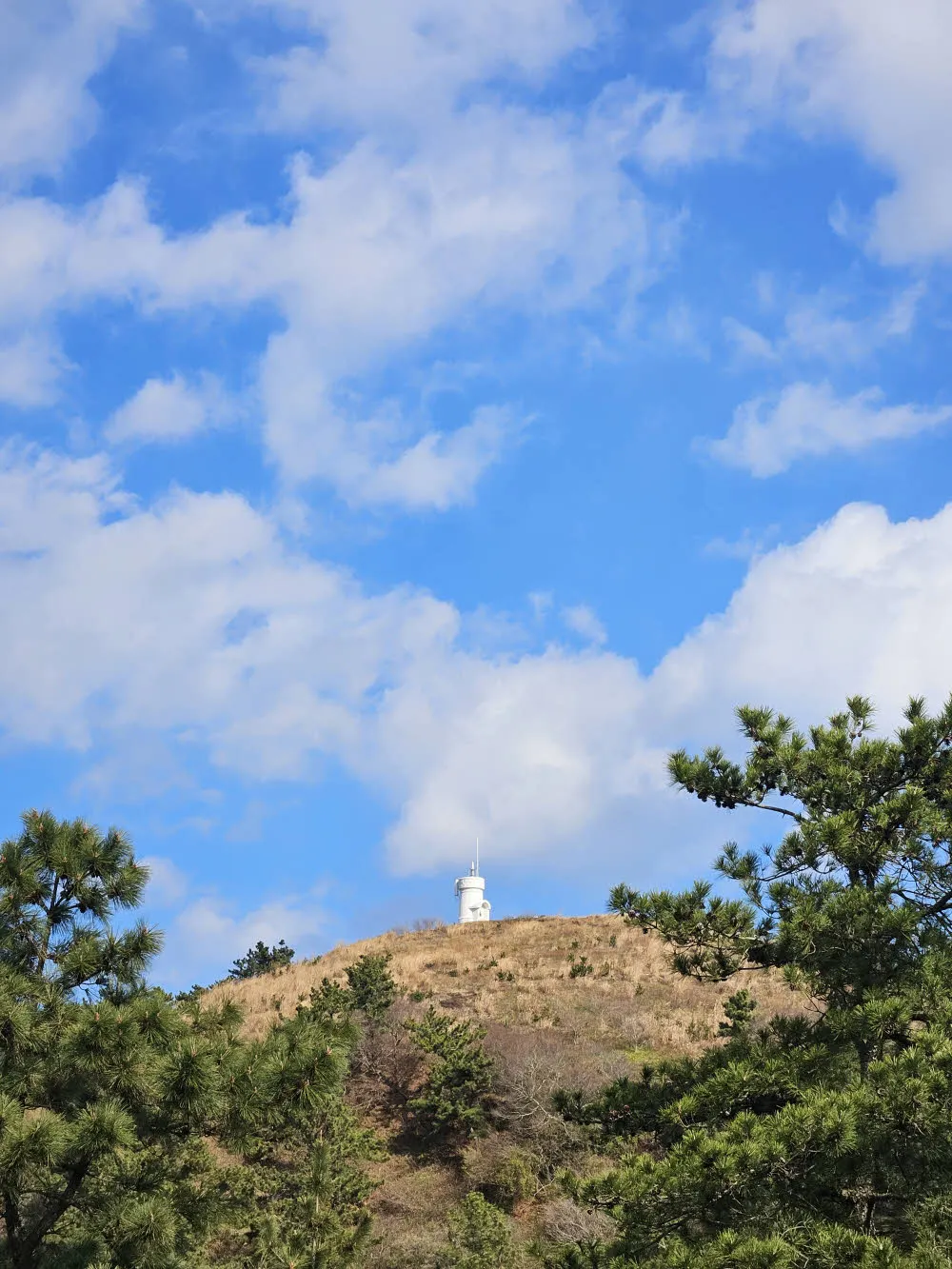 파란 하늘과 함께 보이는 비양봉 등대