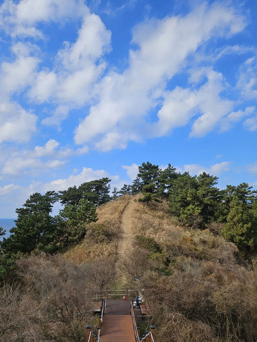 반대편에도 길이 있엇지만 폐쇄되었다.