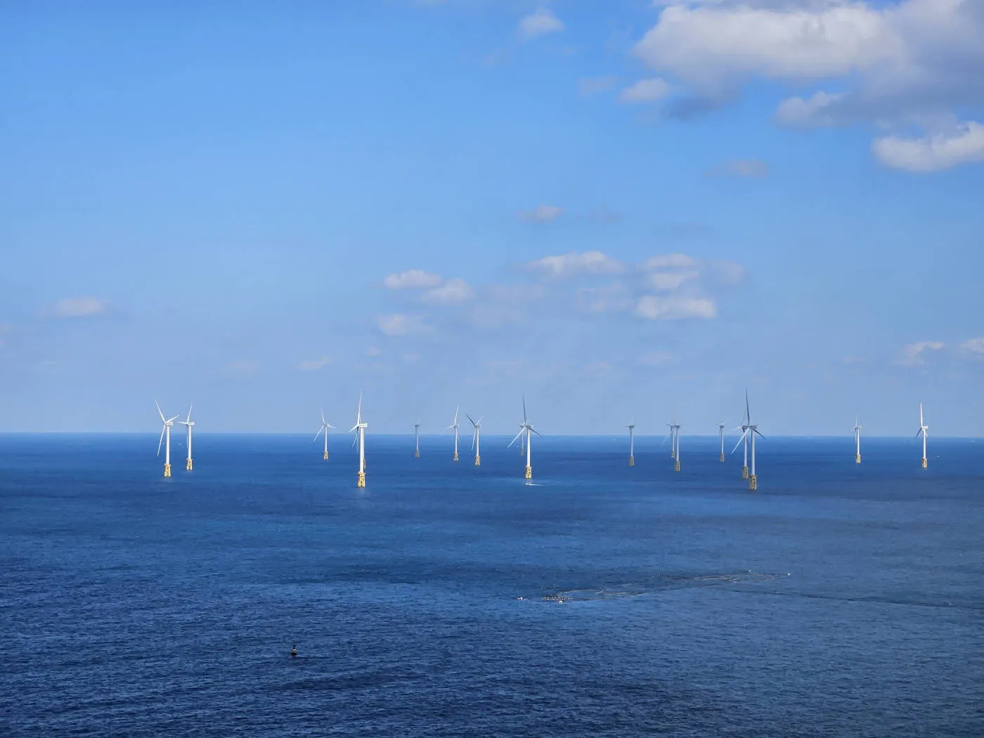 비양도 북쪽 바다의 해상 풍력발전 단지