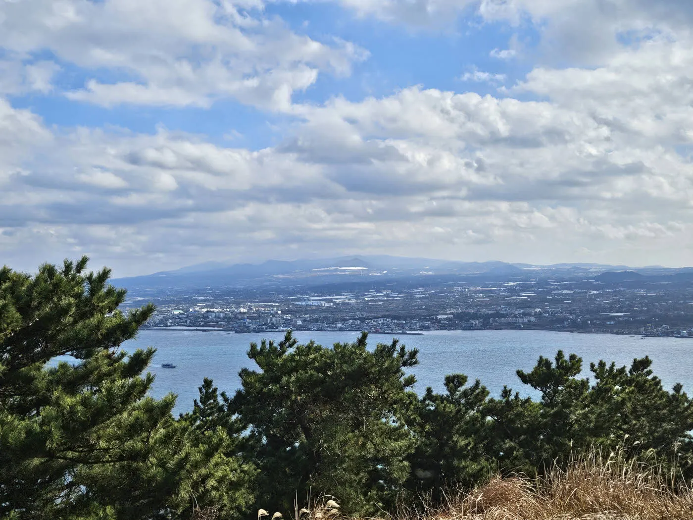 비양도에서 바라본 제주도와 한라산