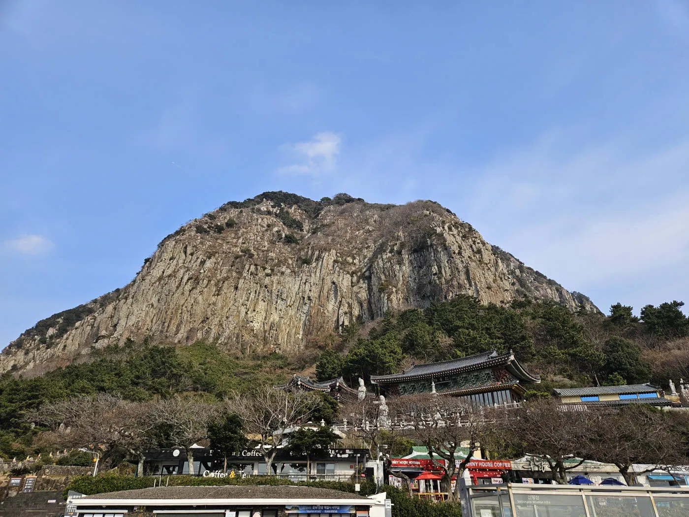 산방산 공영주차장에서 바라본 산방산