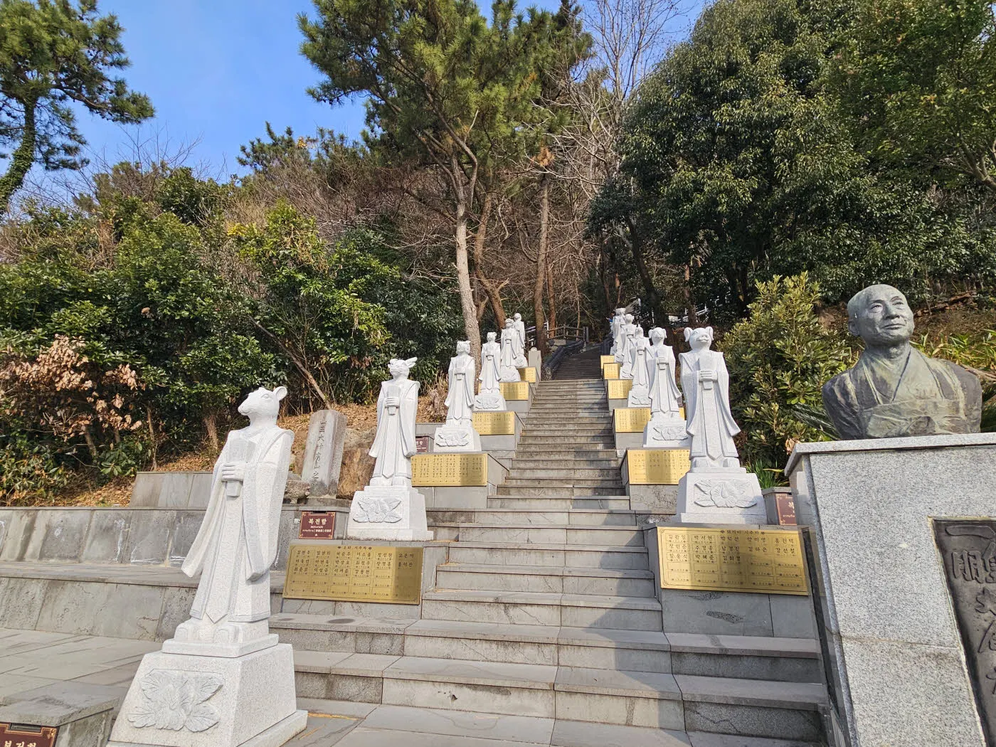 12지상이 있는 계단