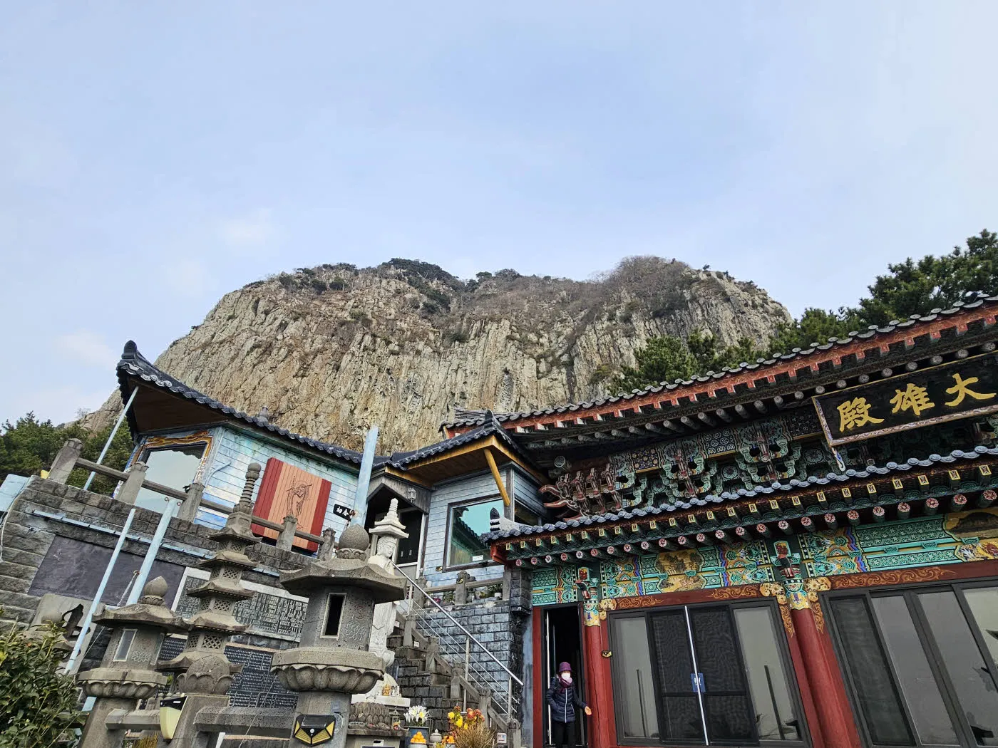 산방사 너머로 보이는 산방산 정상