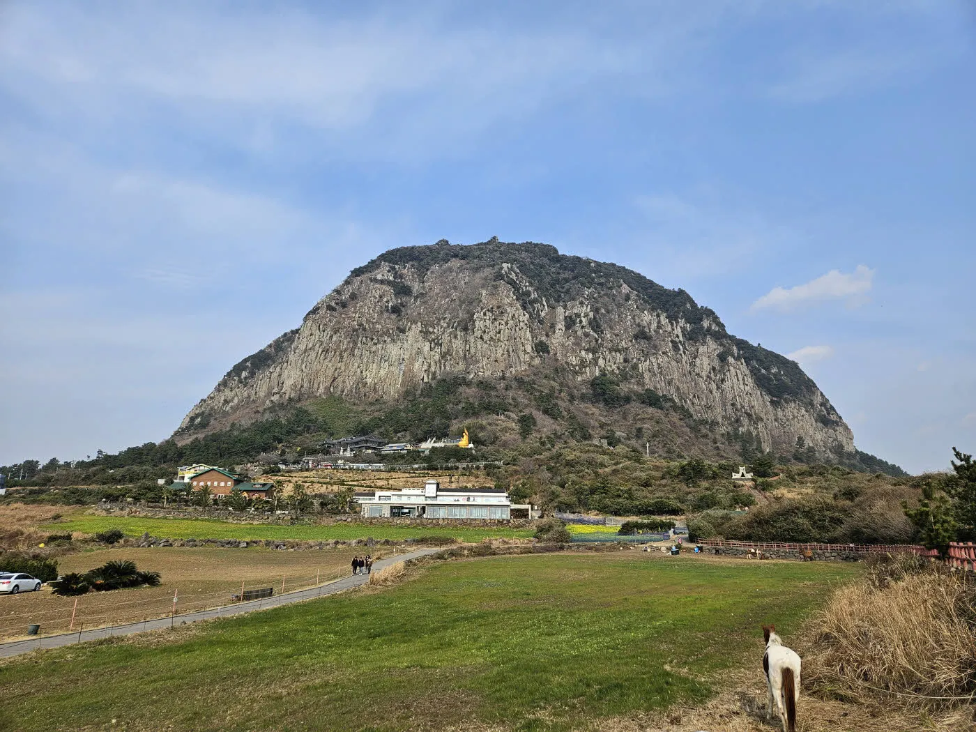 용머리 해안에서 바라본 산방산의 모습