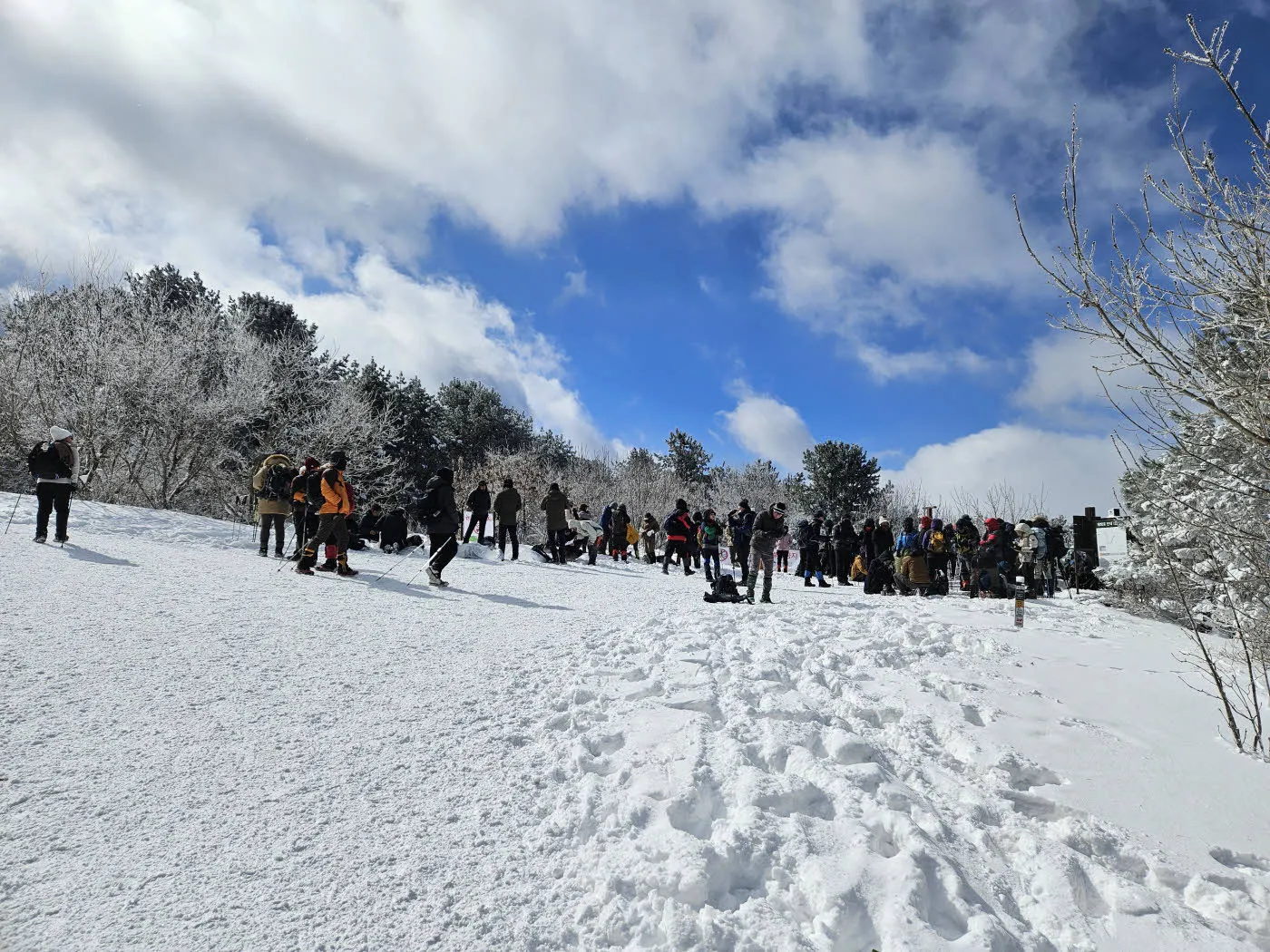 마지막 5번 쉼터에서 쉬고 있는 등산객들