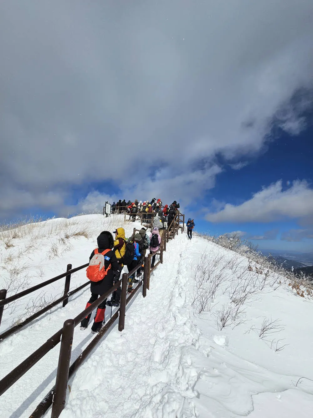 바래봉 정상석에서 인증샷을 찍기 위해 선 줄