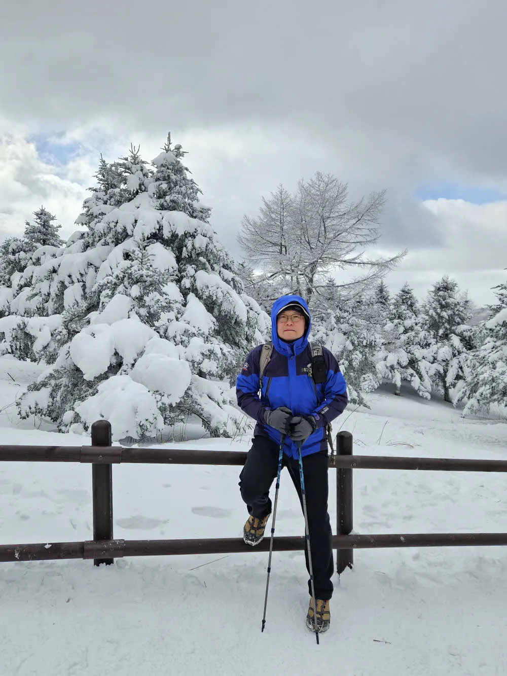 바래봉 정상 바로 아래 샘터 옆에서