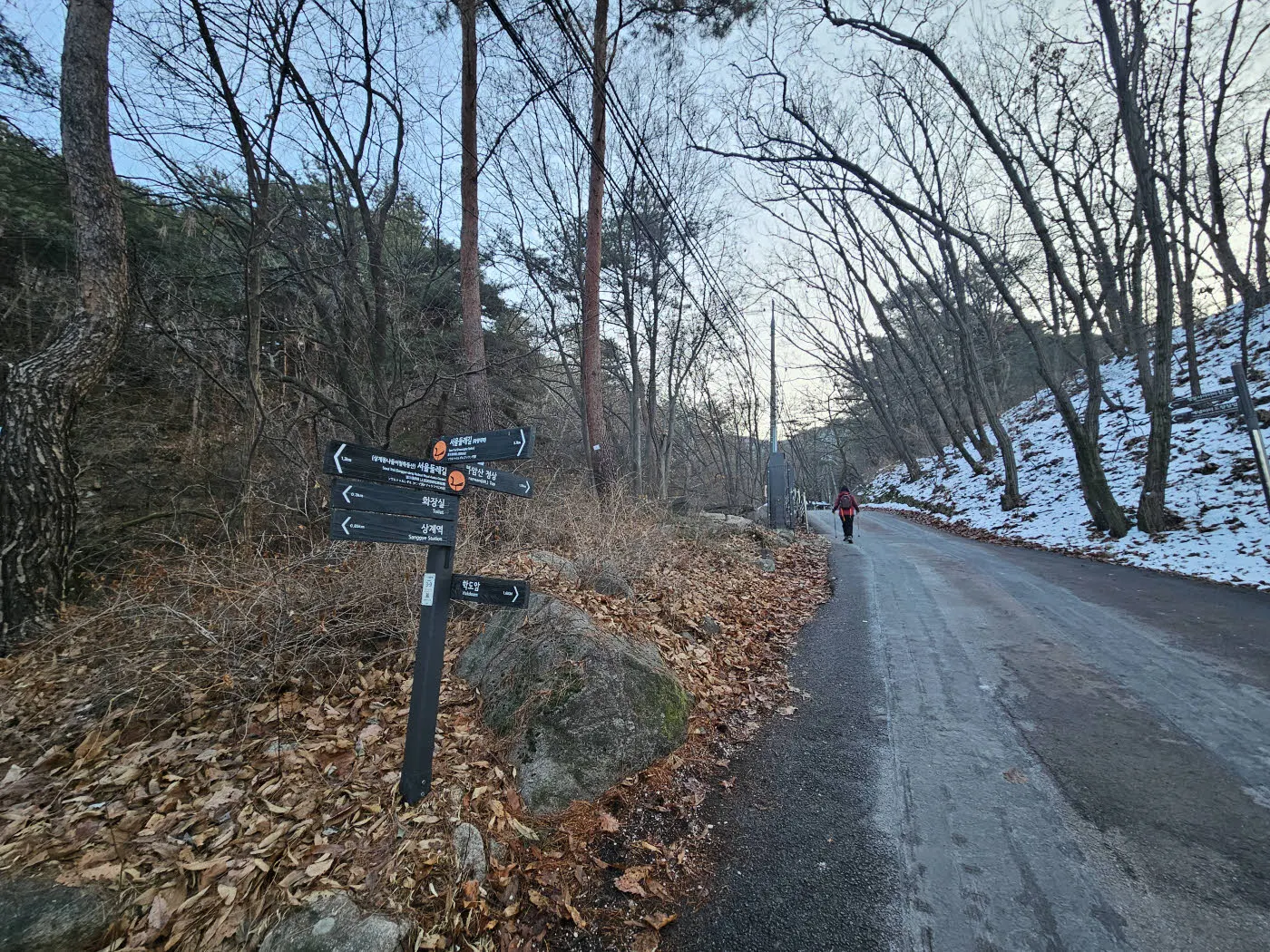 청암사로 올라가는 길의 이정표