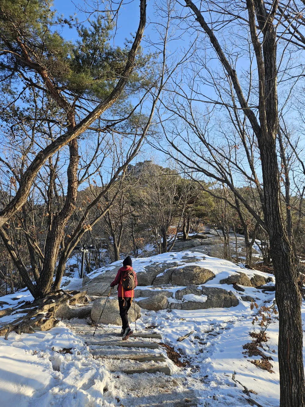 불암산 정상부의 암반 능선 구간
