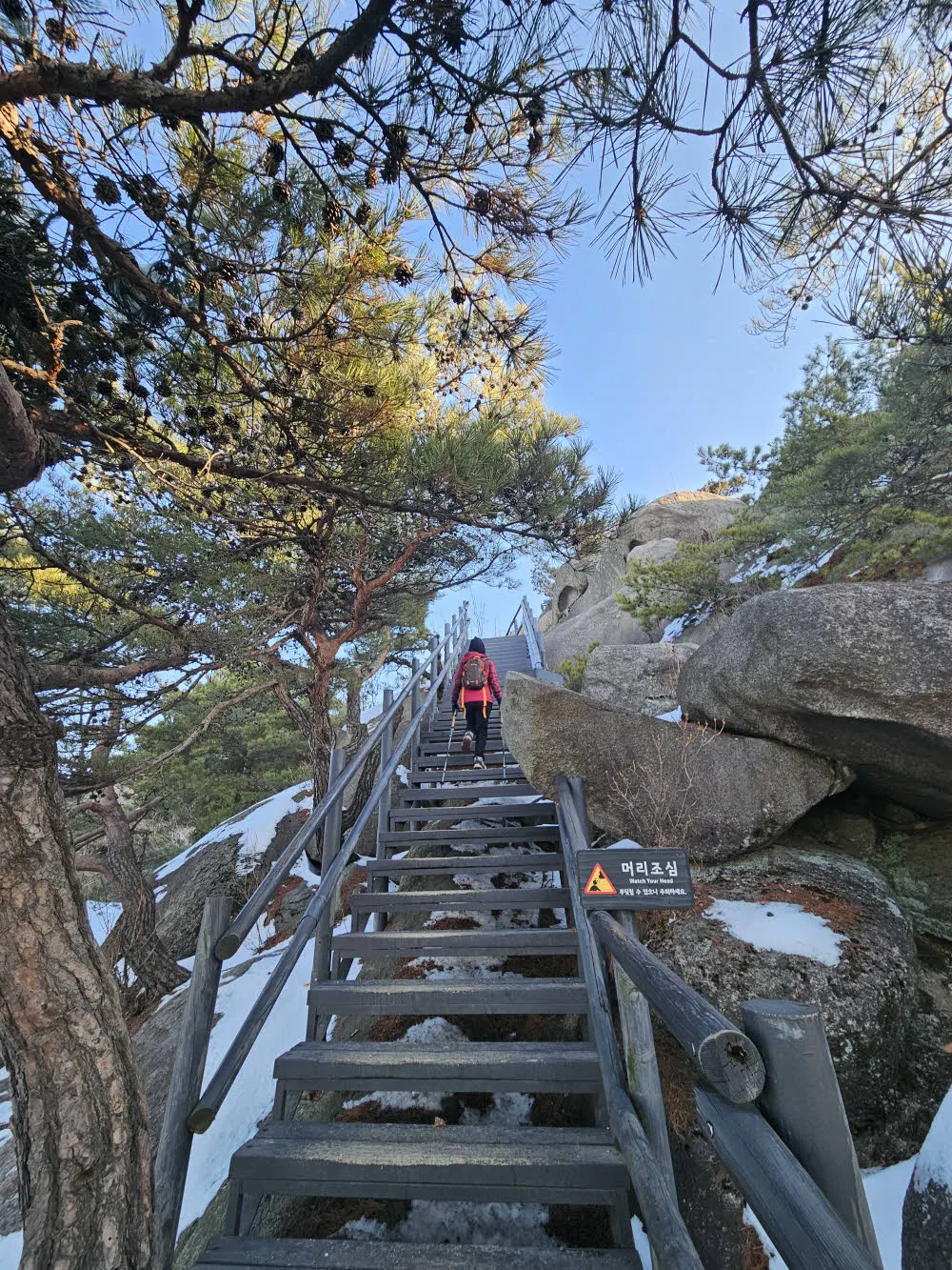 불암산 정상으로 가는 급경사 암릉구간