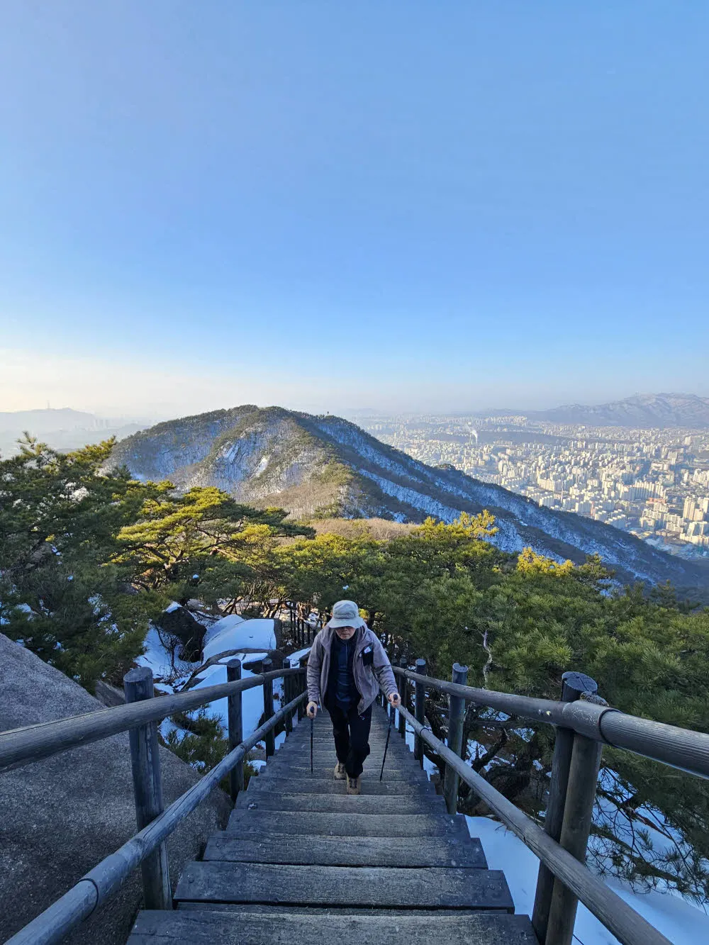 정상부 급경사 암릉 구간