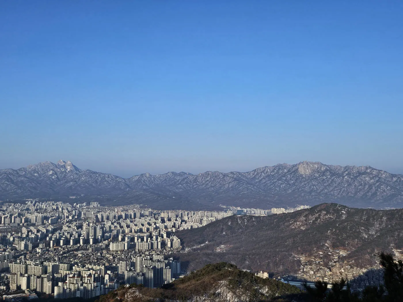 불암산 정상부에서 바라본 북한산과 도봉산