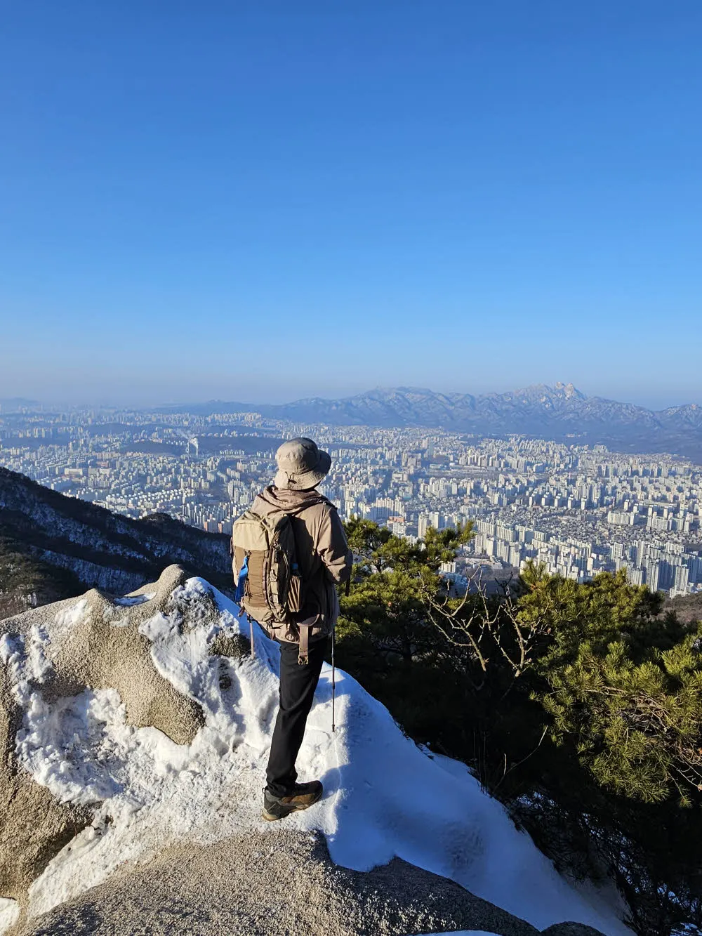 불암산 정상의 암봉에서 바라본 북한산 풍경