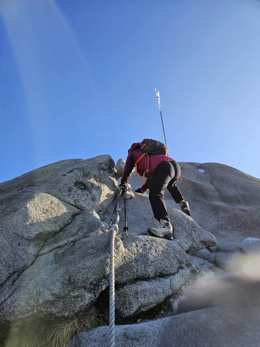 태극기가 있는 불암산 정상 암봉 오르기