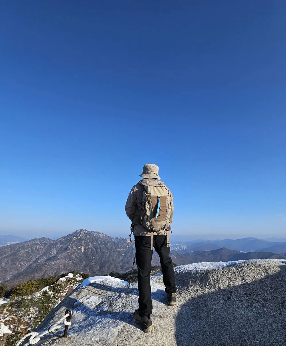불암산 정상 암봉에서 바라본 수락산 방면 풍경