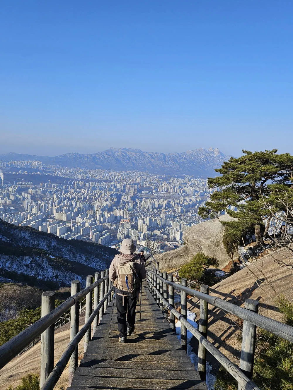 불암산 정상에서 하산하는 길 (불암산성 방면)