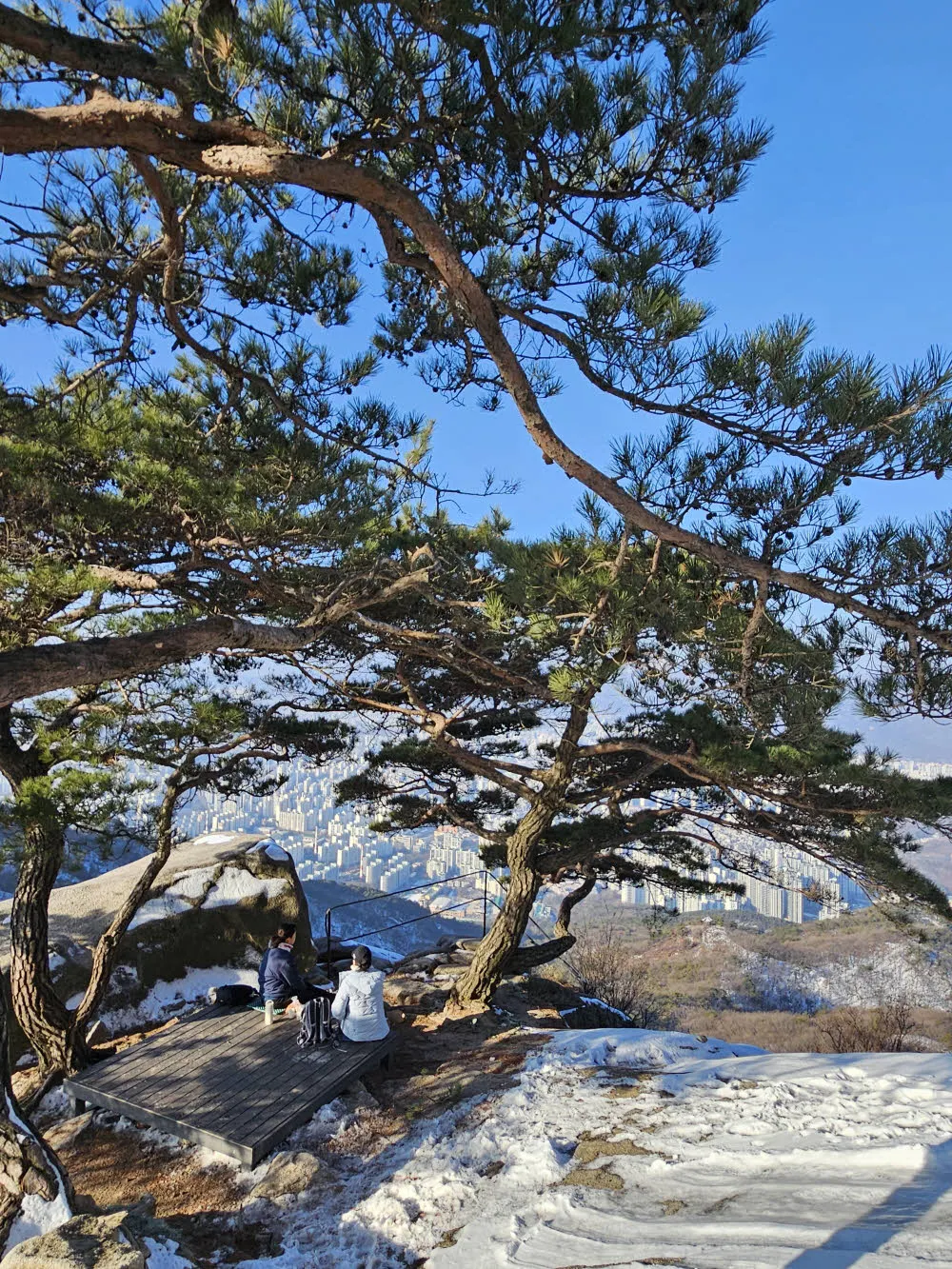 불암산 정상부 쉼터에서