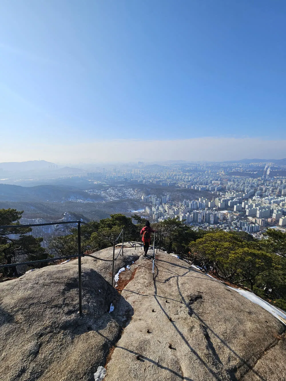 물개바위 암릉 구간을 지난다
