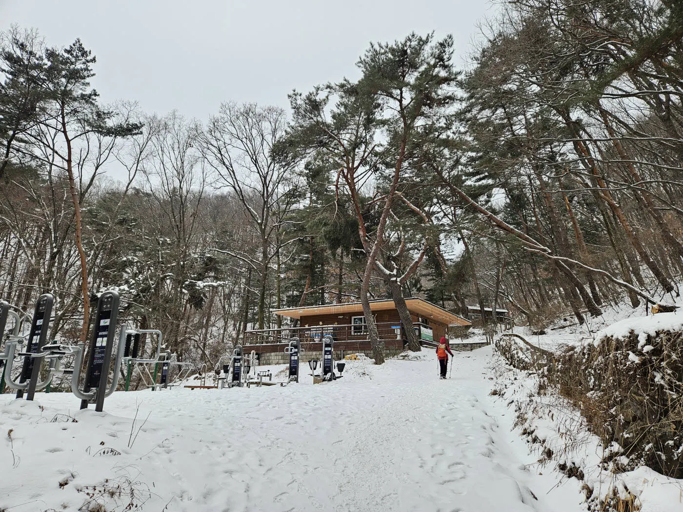 깔딱고개 오르는 길