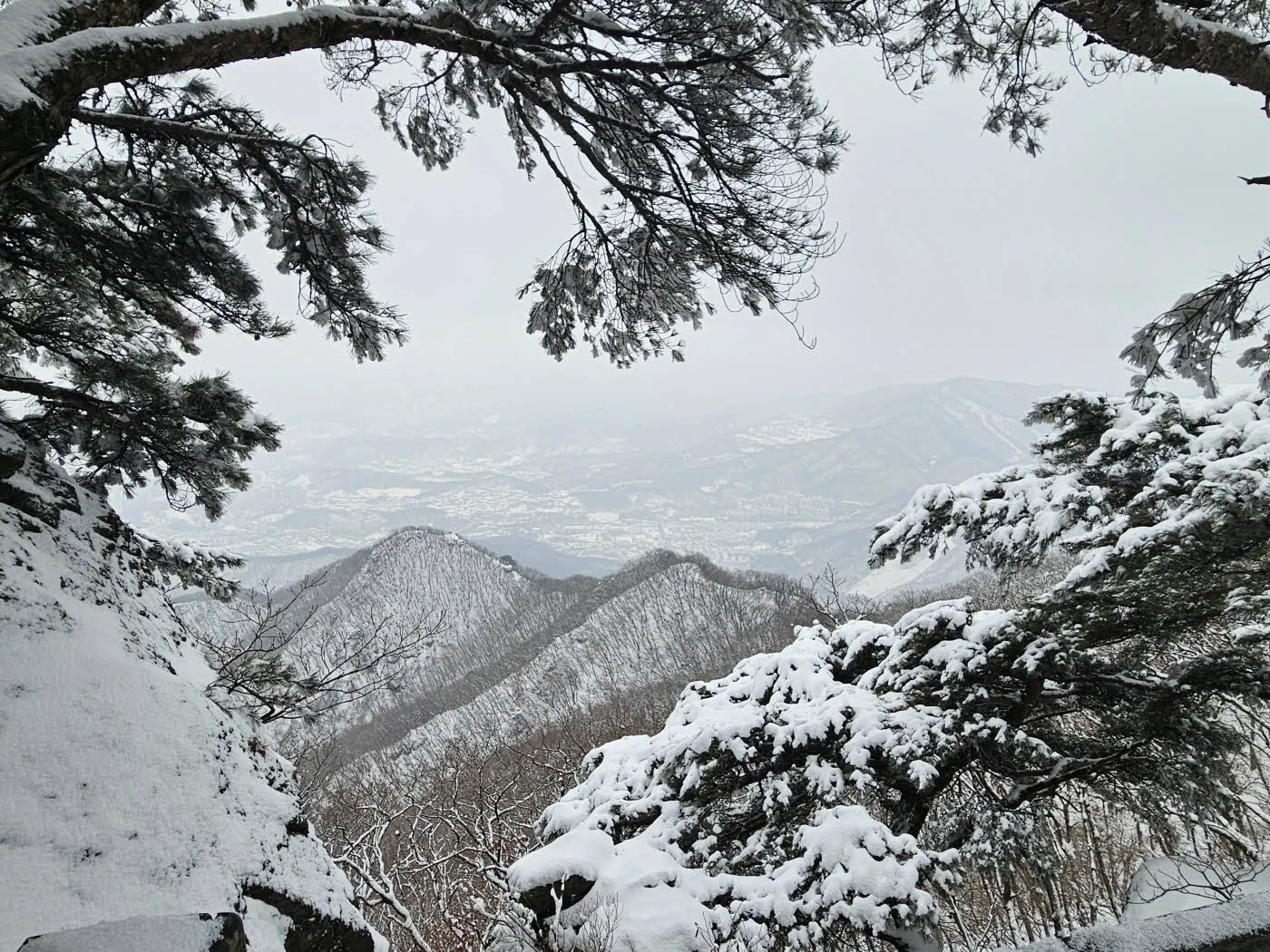 천마산 정상부에서 보이는 천마산 능선