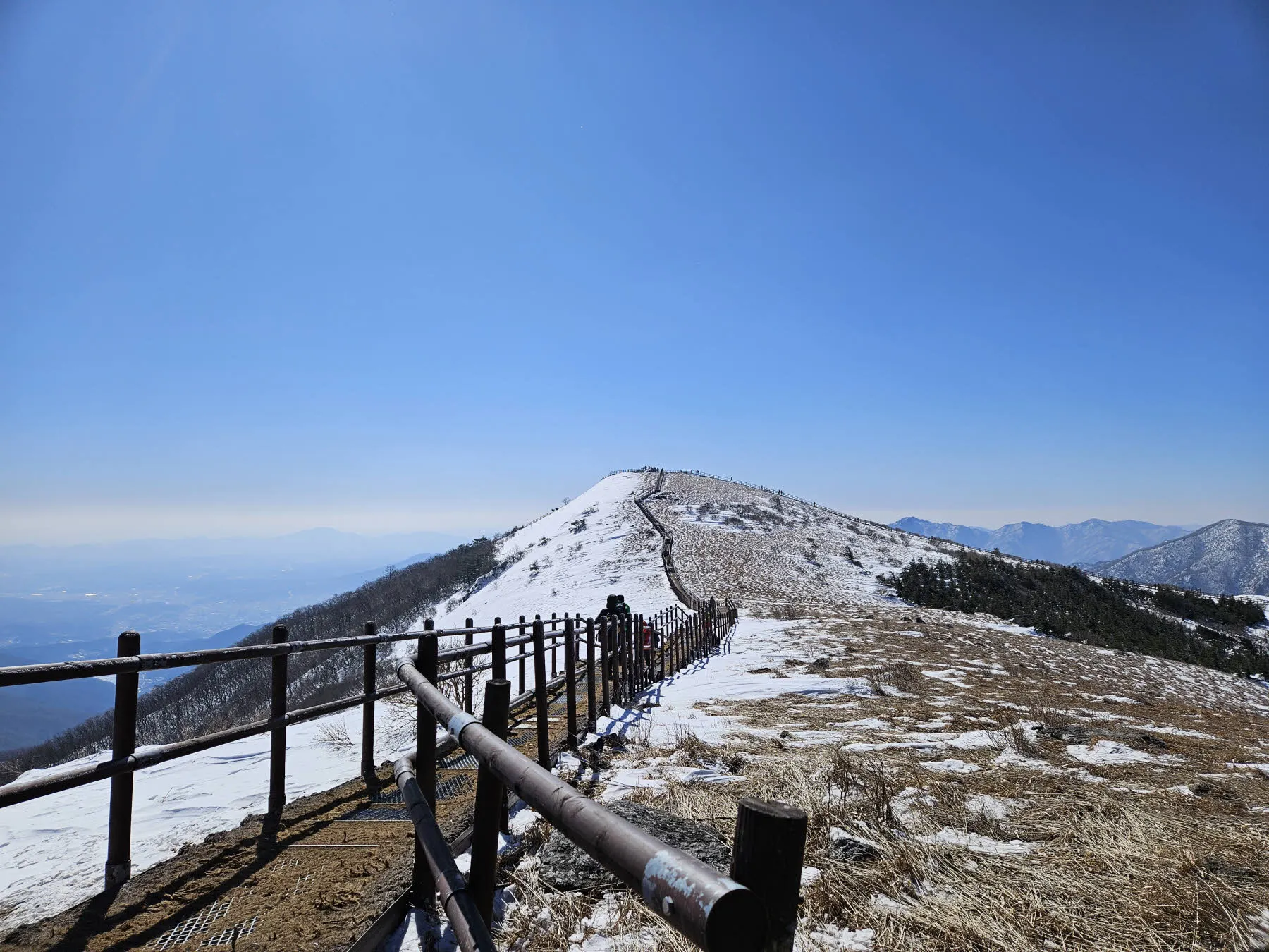 멀리 보이는 소백산 정상 (비로봉)
