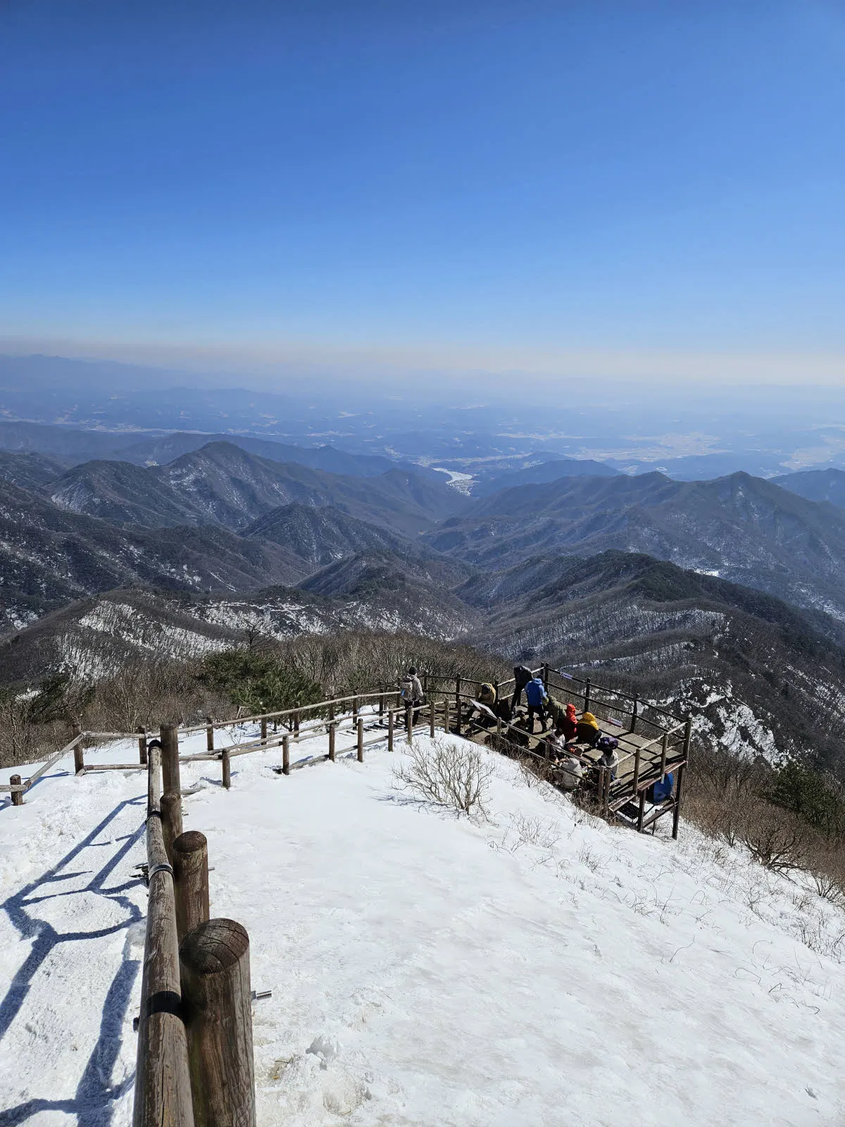 정상 바로 아래 남쪽 방면을 보고 있는 유일한 전망대 겸 쉼터