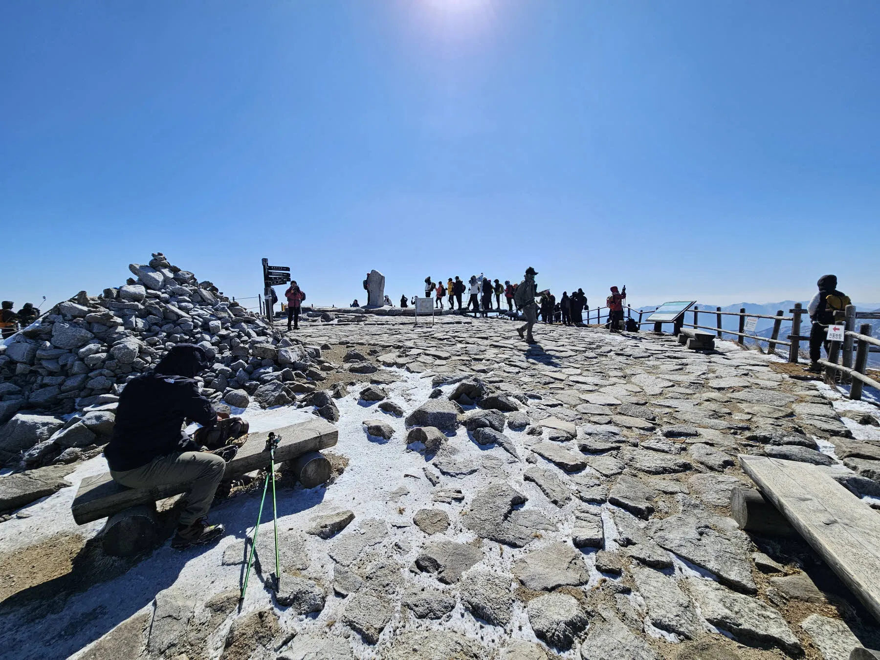 정상석에 사진을 찍기 위해 늘어선 대기줄