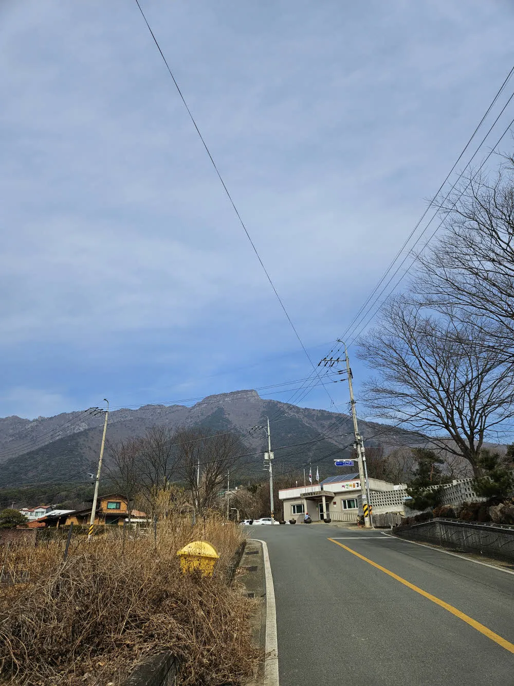 지산마을 너머로 보이는 영축산