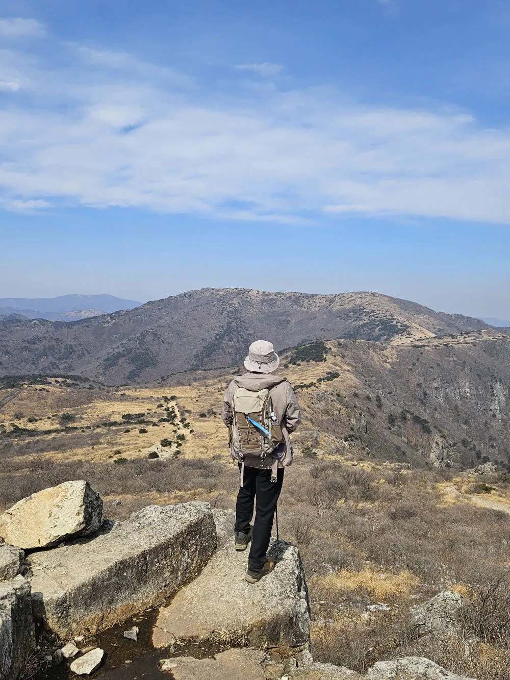 영축산에서 바라본 신불산 억새 트레킹 구간