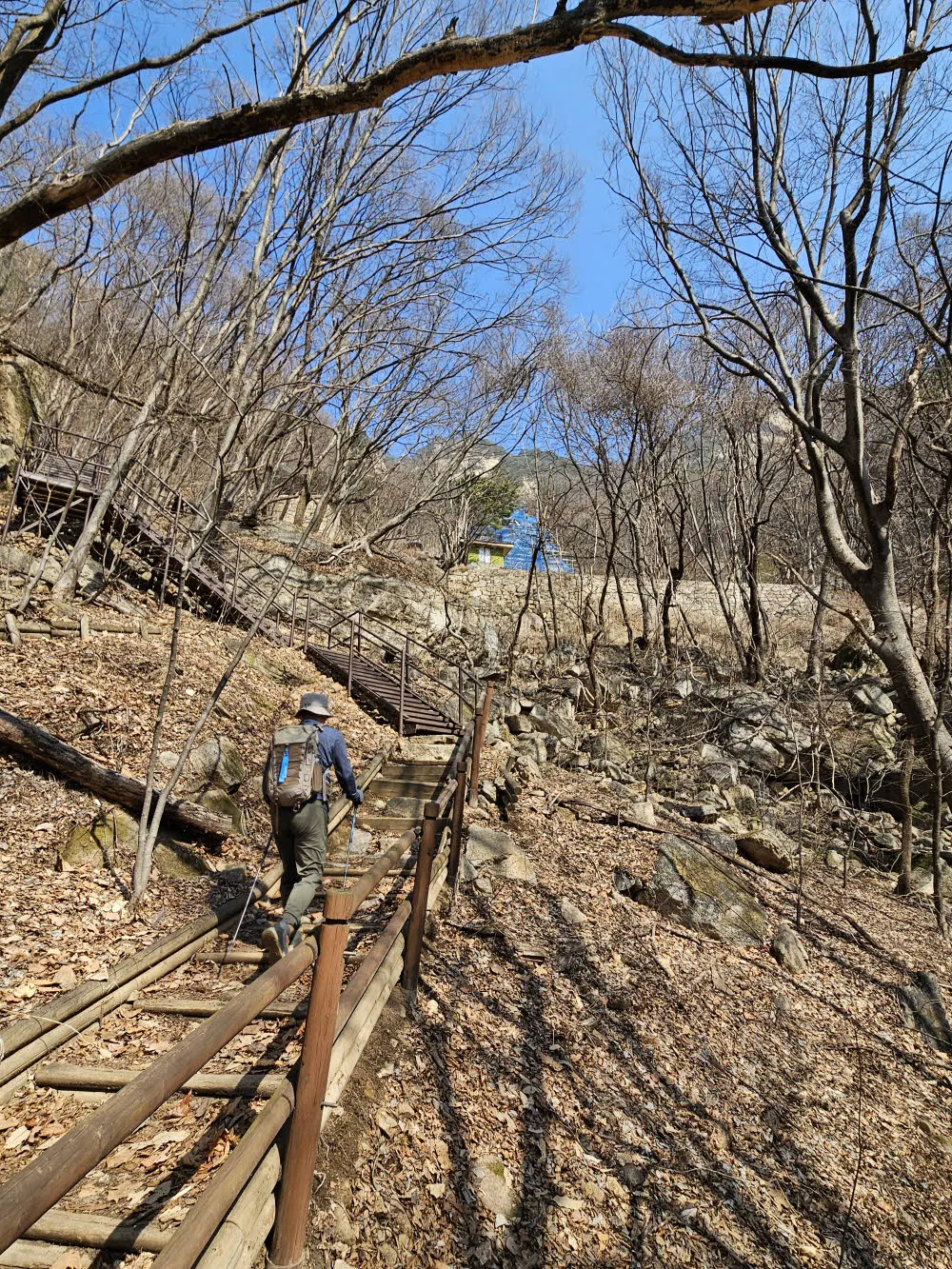 월악산 덕주사 마애여래입상이 보인다.