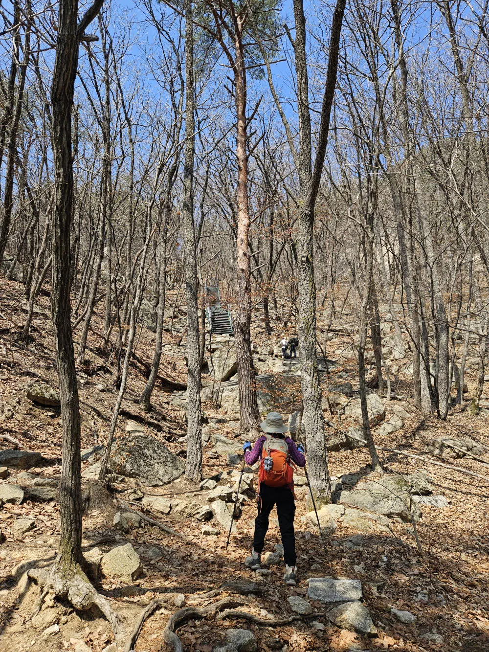 마애여래입상을 지나면 급셩사로 변한다.