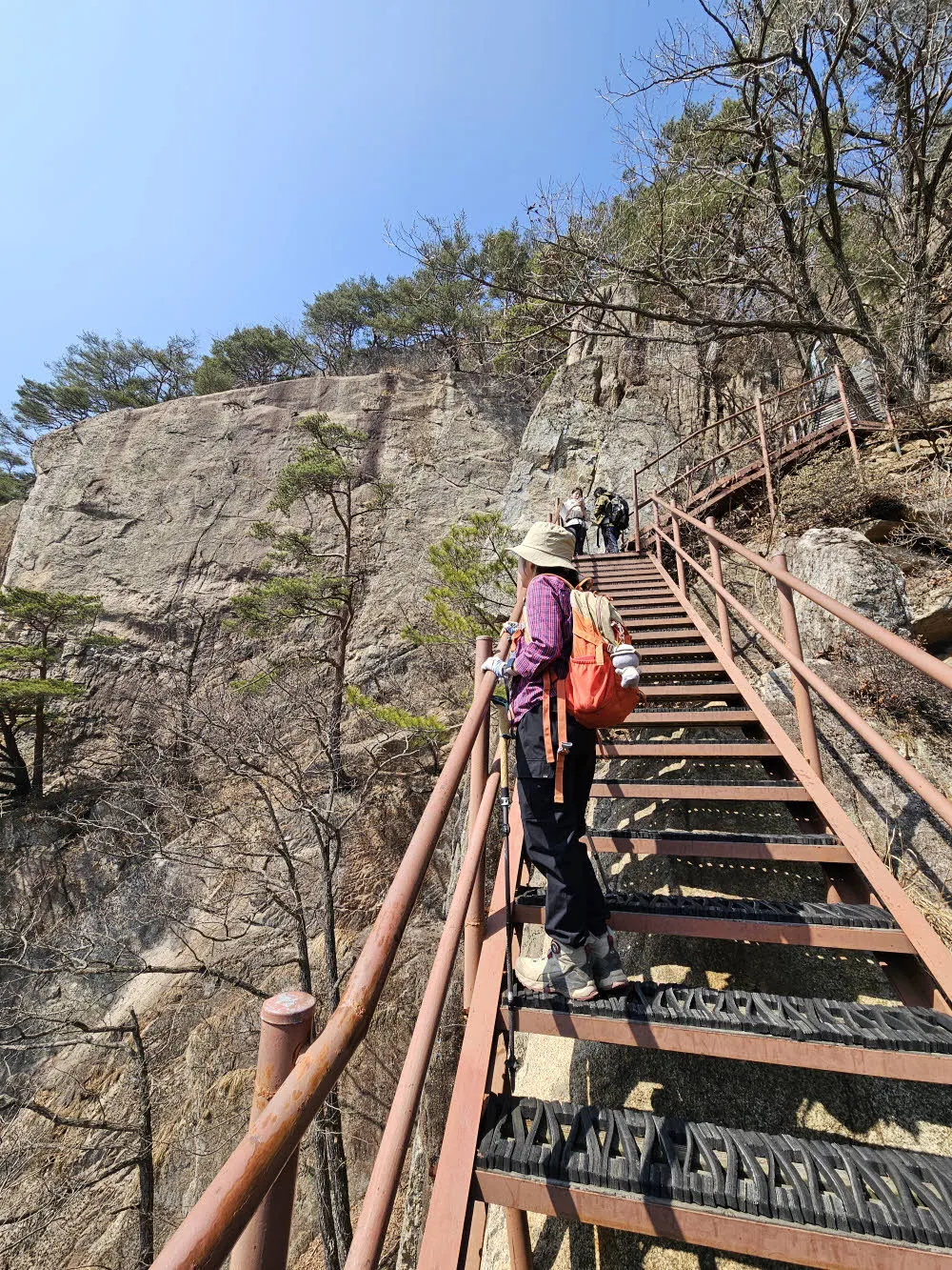 마애봉을 오르는 급경사의 계단