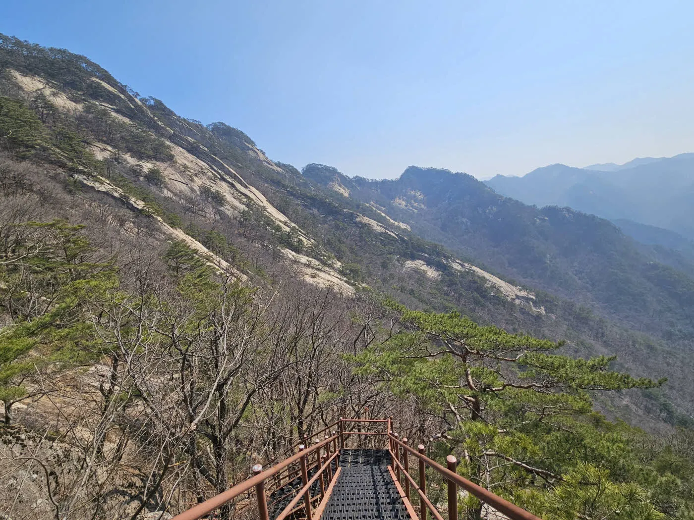 월악산 시루봉 방면의 능선