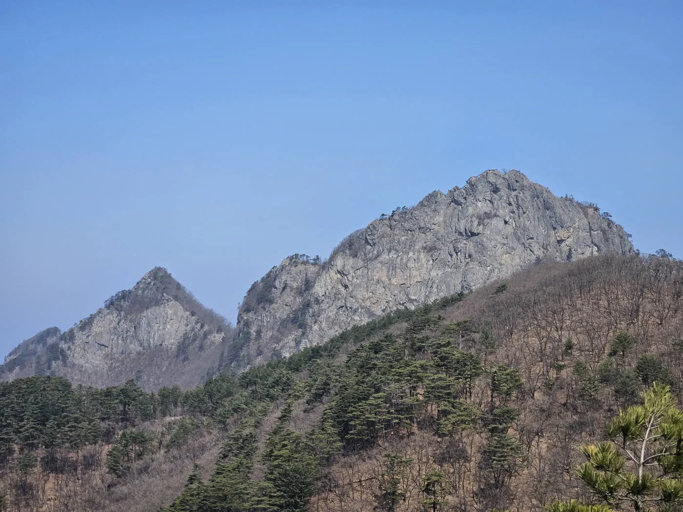 마애봉에서 바라본 영봉과 중봉