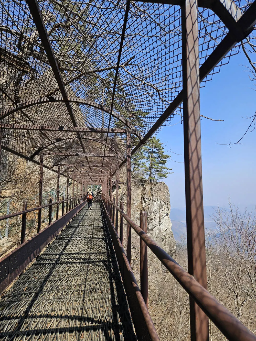 영봉을 우회하여 보덕암 삼거리 가는 구름다리