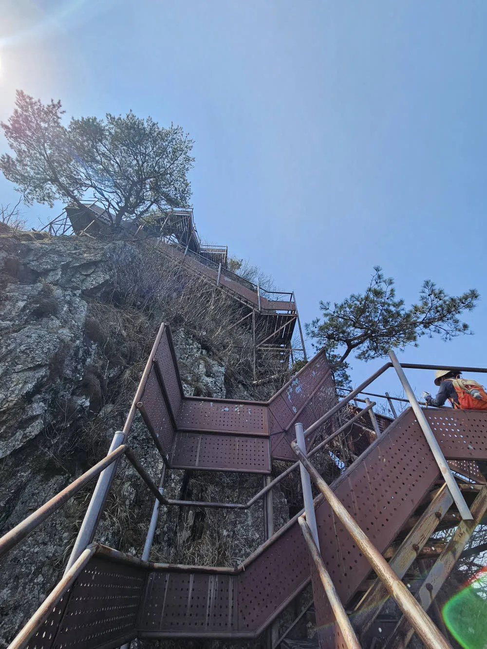 월악산 영봉을 오르는 마지막 계단