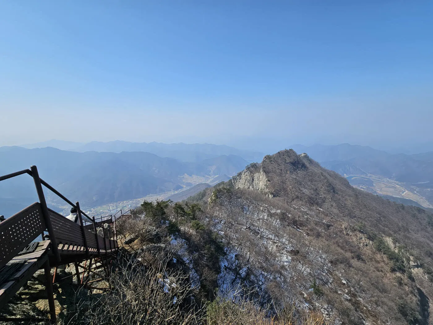 영봉에서 바라본 중봉 방면(보덕암 코스)