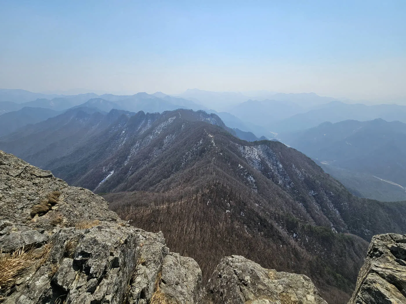 월악산 영봉 정상에서 바라본 덕주사 방면