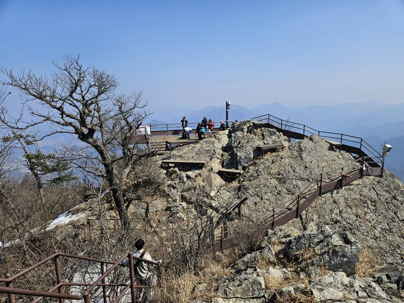월악산 영봉 정상의 전망대