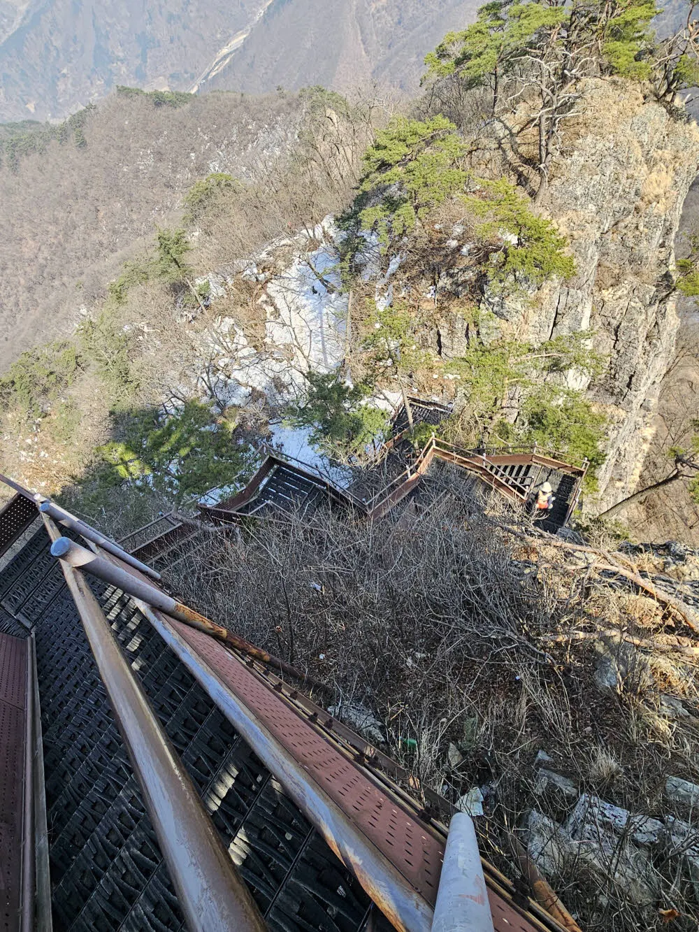 월악산 영봉을 오르는 마지막 계단 구간