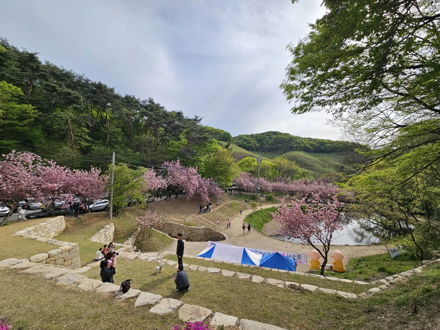 문수사 경내 연못 주변 풍경