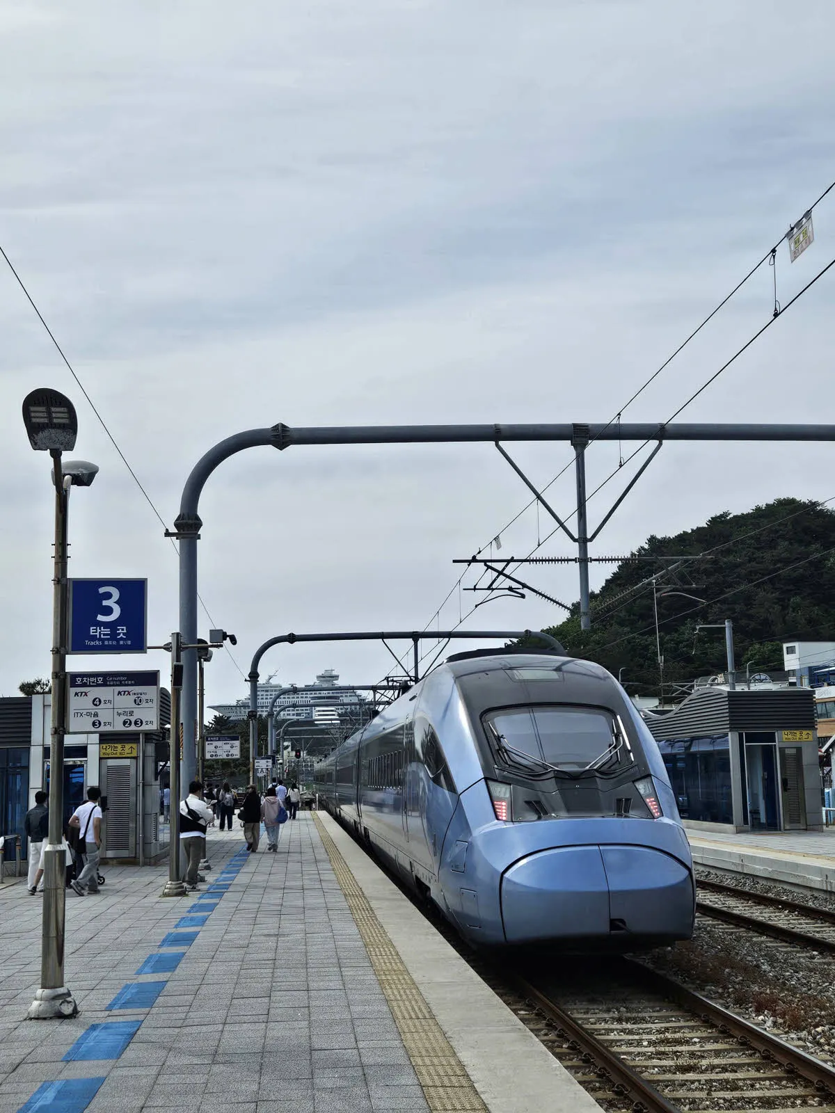 정동진역을 지나는 KTX 청룡