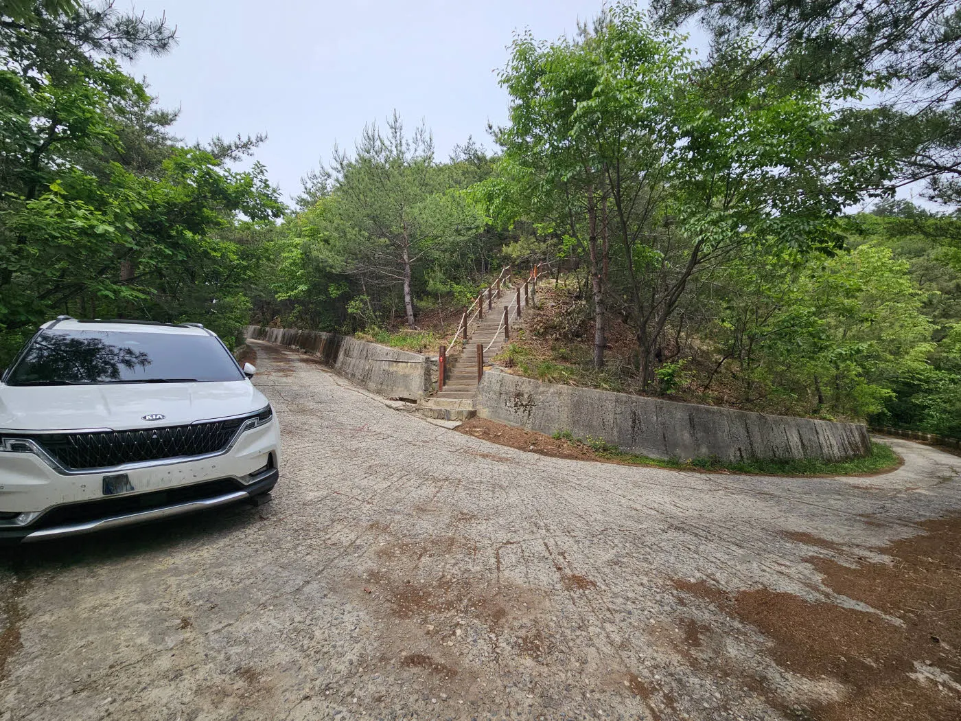 괘방산 정상부 포장도로