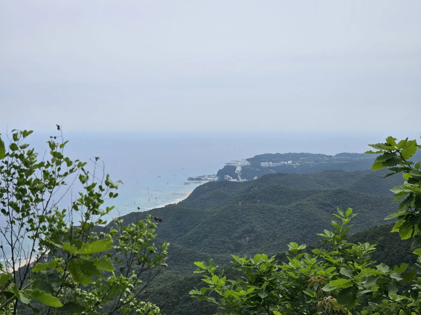 괘방산 정상부에서 바라본 정동진 방면