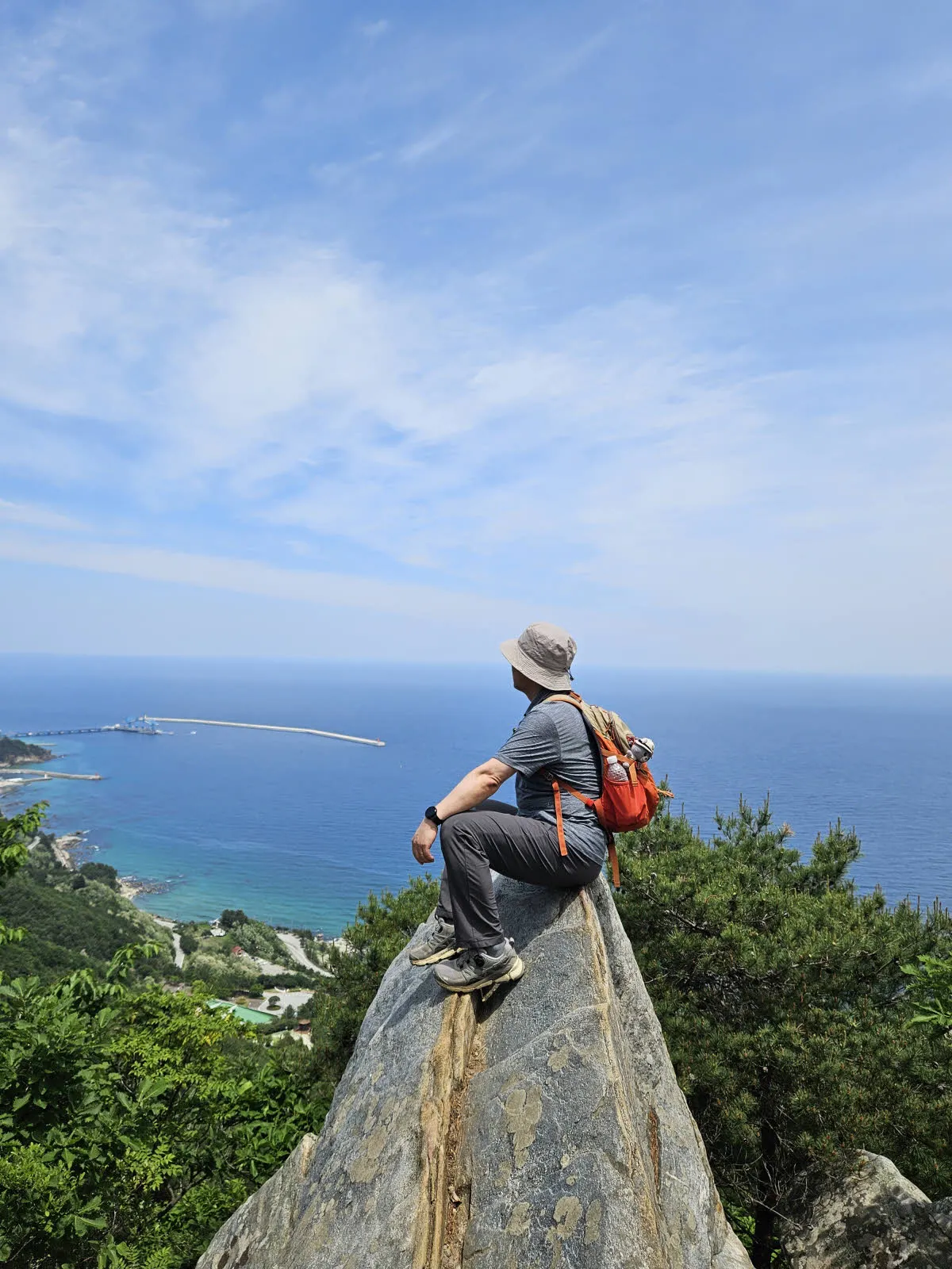 칼바위에 올라 한 컷