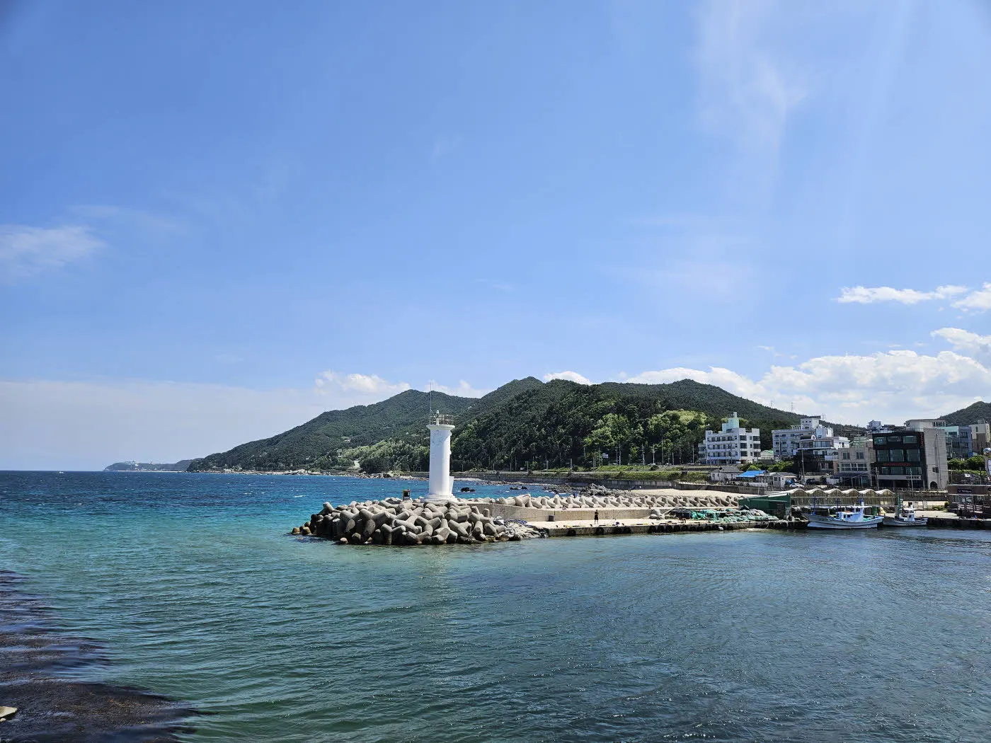 안인항 방파제에서 바라본 괘방산과 정동진 방면